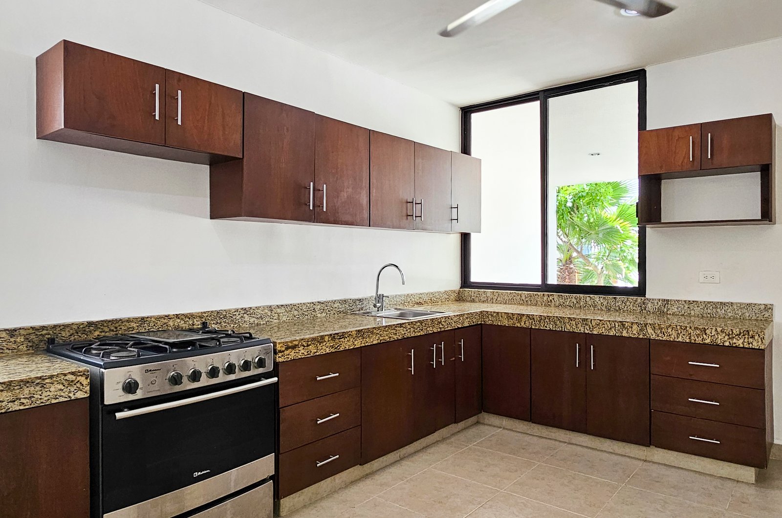 1936-54670-Casa-en-Venta-en-Real-Montejo-Mérida-con-cochera-techada-3-recámaras-y-alberca_(16).jpg