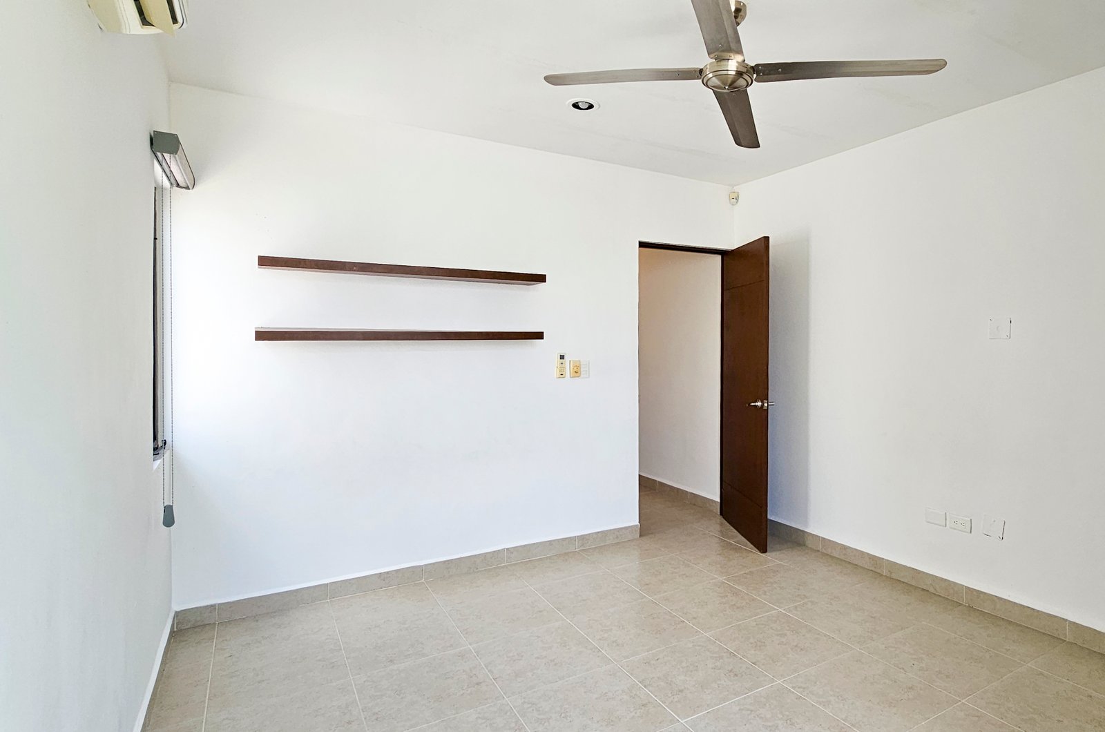 1936-54675-Casa-en-Venta-en-Real-Montejo-Mérida-con-cochera-techada-3-recámaras-y-alberca_(22).jpg