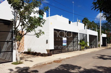 Casa en renta con 3 habitaciones, estudio en PB y super jardin al Norte Merida