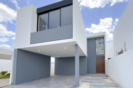 Casa en venta en Cholul Merida Privada Morera 3 recamaras y alberca 
